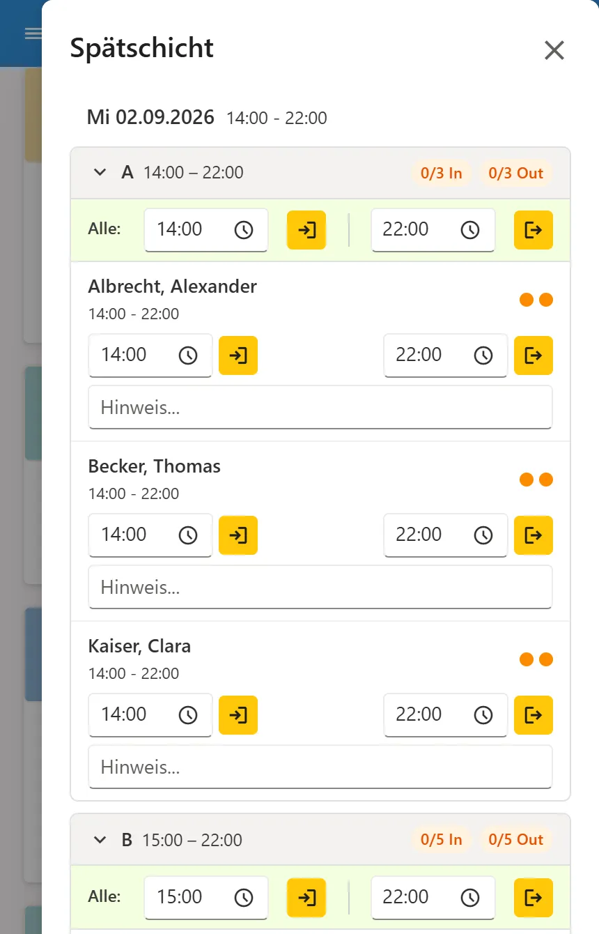 Check-in/out-Ansicht mit zwei Schichten, je einer Zeile „Alle” und den einzelnen Mitarbeitern mit Uhrzeitfeldern, Ein- und Auscheck-Schaltflächen und Hinweisfeld