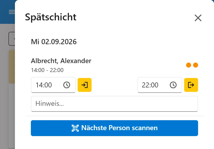 QR-Scan-Dialog nach dem Scan: der erkannte Mitarbeiter mit Uhrzeitfeldern, Ein- und Auscheck-Schaltflächen und der Schaltfläche „Nächste Person scannen”