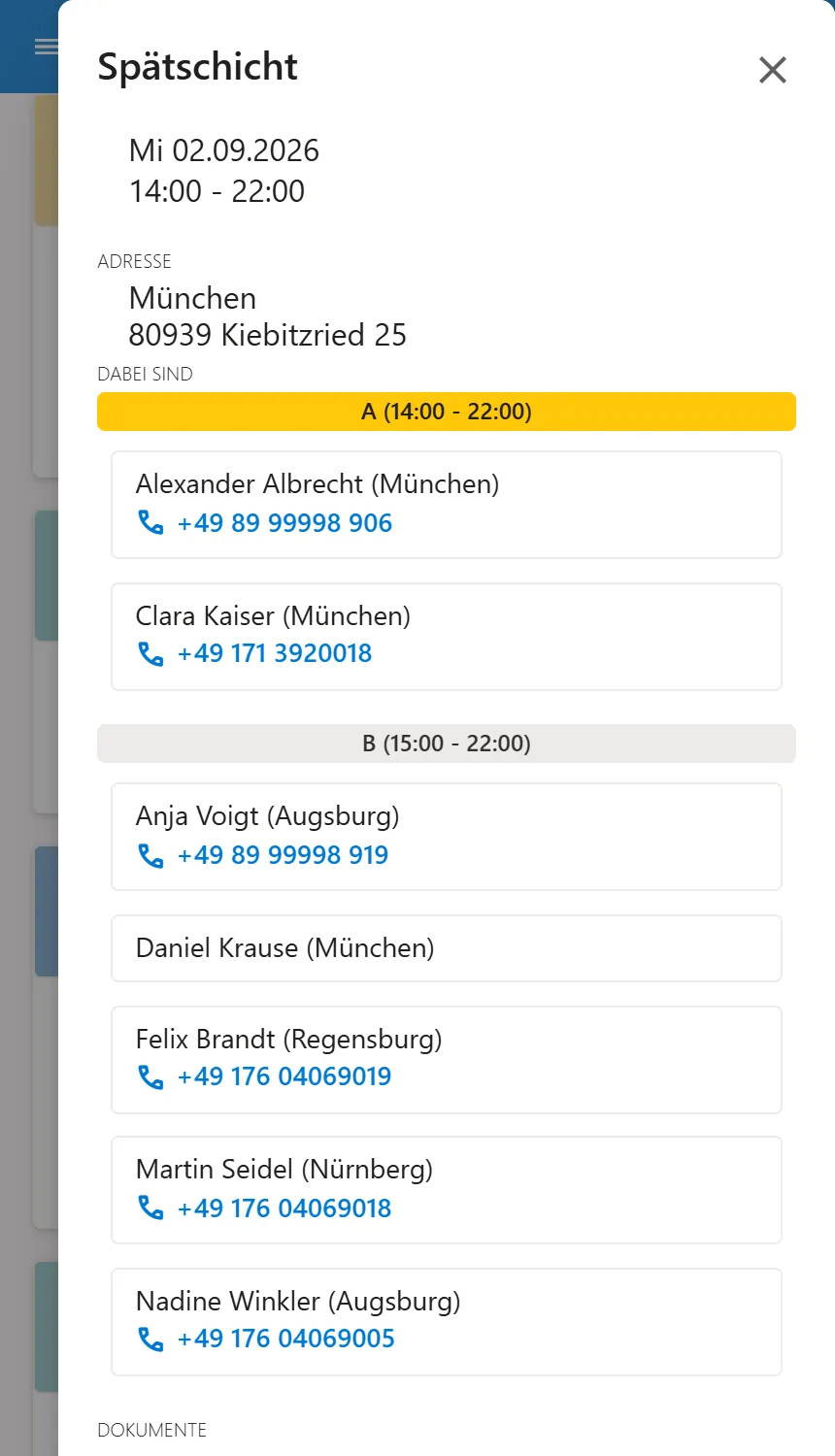 Auftragsdetails einer Spätschicht mit Adresse und der Kollegenliste „Dabei sind”, nach Schichten A und B gruppiert