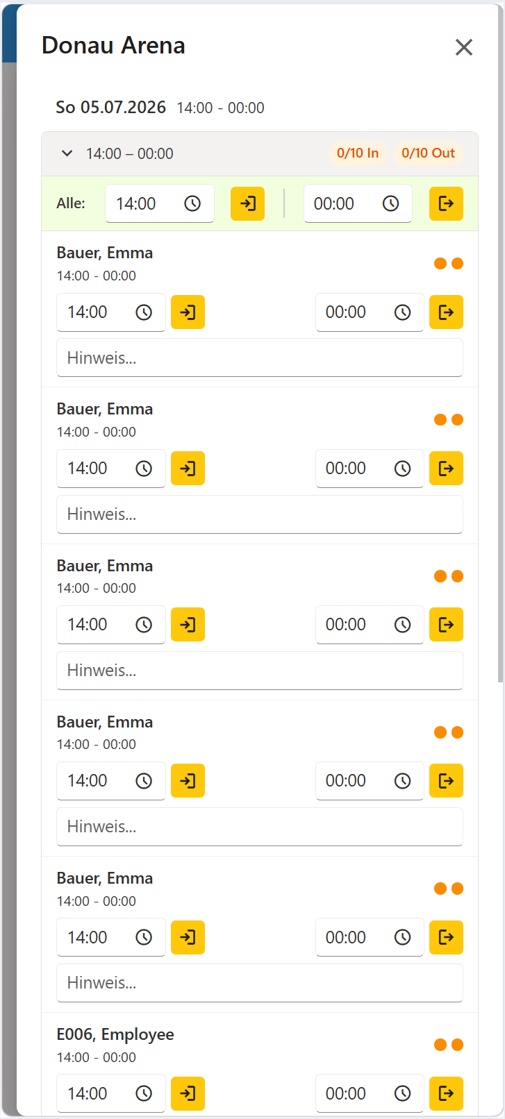 Einsatzleiter checkt ein ganzes Team bei einer Veranstaltung gesammelt ein und aus