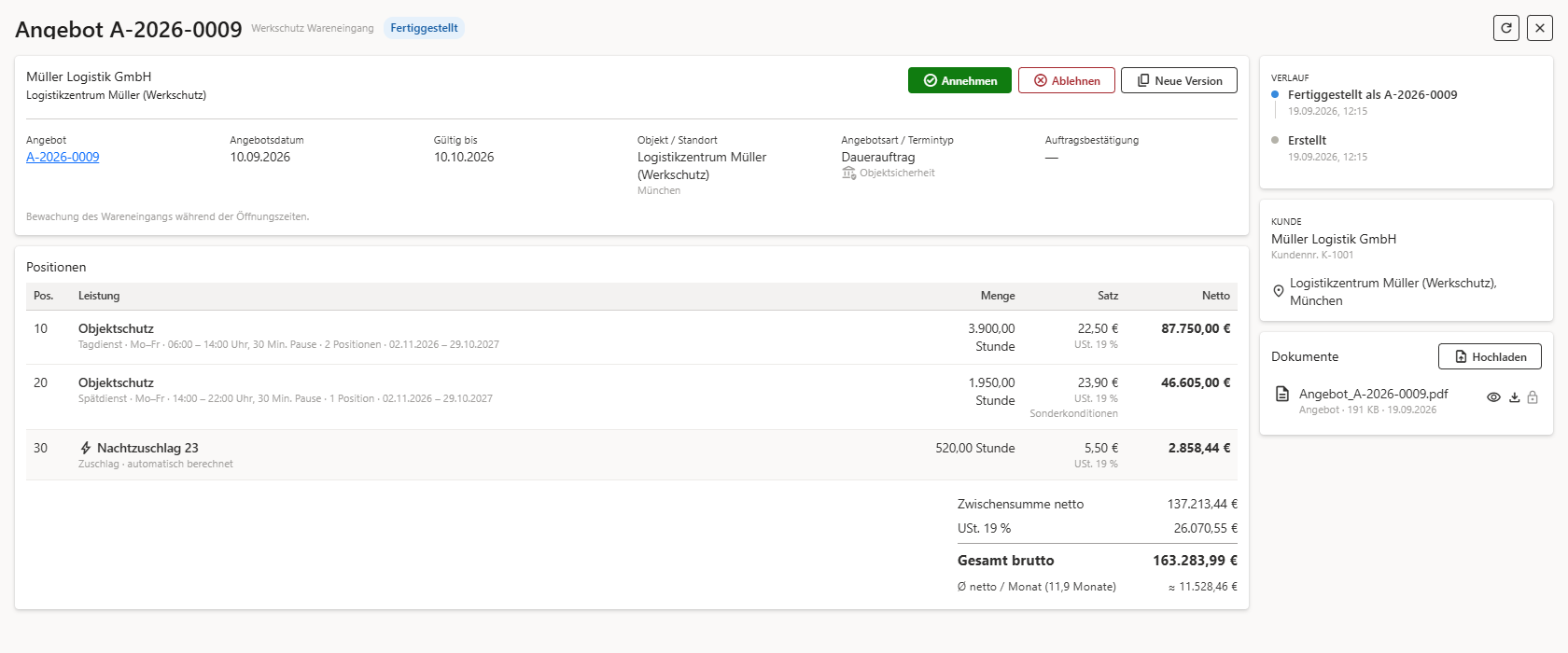 Detailansicht eines fertiggestellten Angebots mit Bezeichnung und Status-Badge neben der Nummer, den Buttons Annehmen, Ablehnen und Neue Version, Kopfdaten mit PDF-Link, Positionstabelle, Summen sowie den Karten Verlauf, Kunde und Dokumente rechts